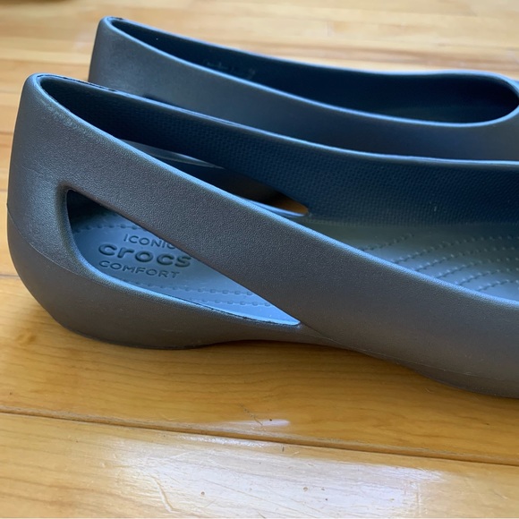 Crocs Women’s Sloane Flat Metallic Grey Size 6 - Picture 5 of 7